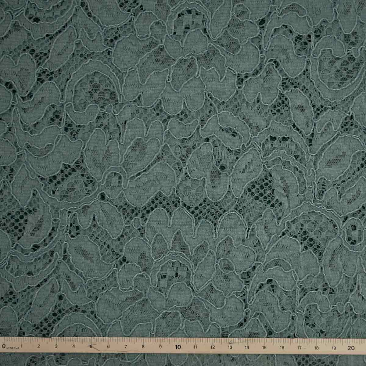 Spitze mit Blumen - grau grün